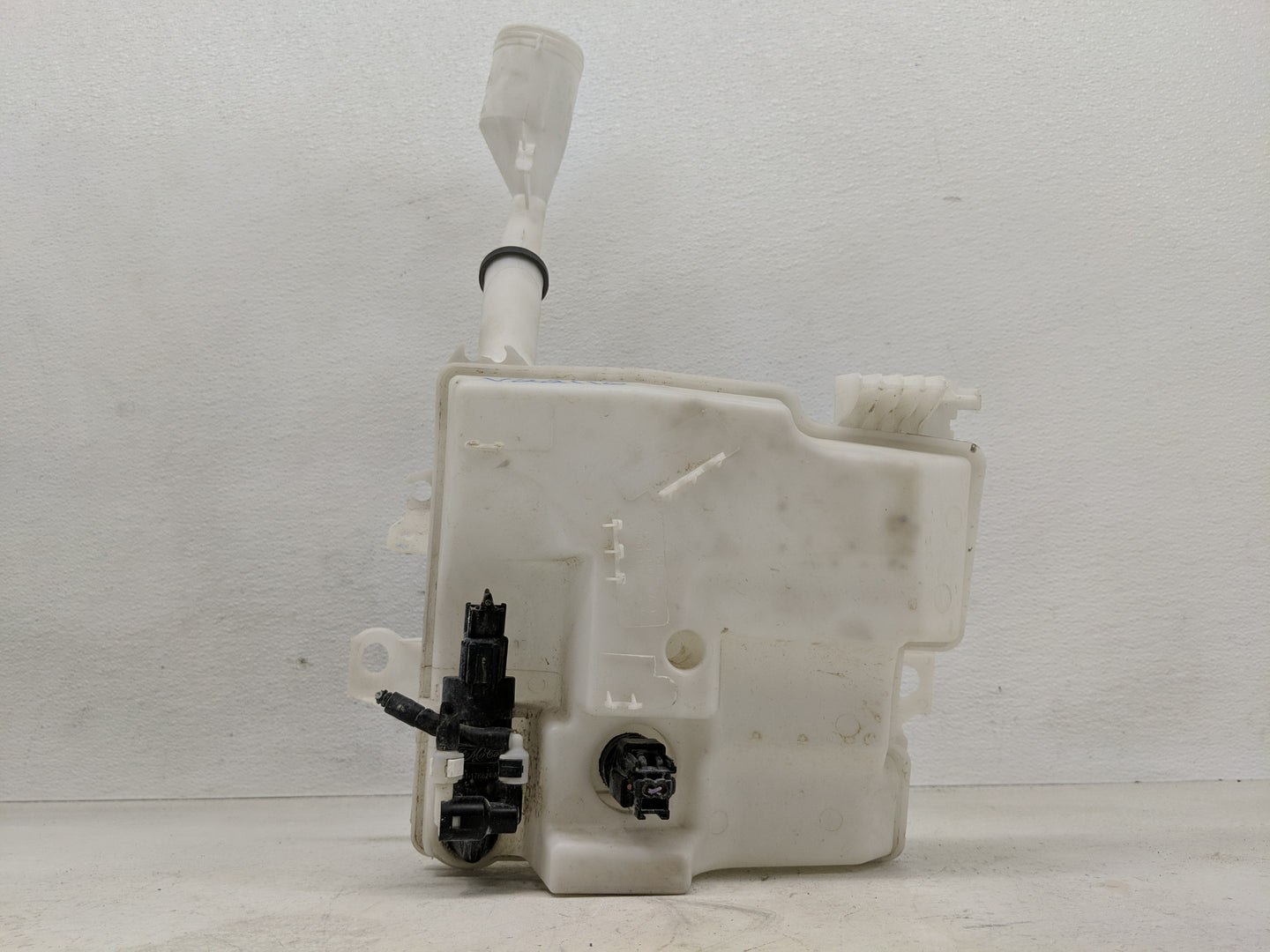 2012-2018 Ford Focus Windshield Washer Fluid Reservoir Bottle Oem - Oemusedautoparts1.com