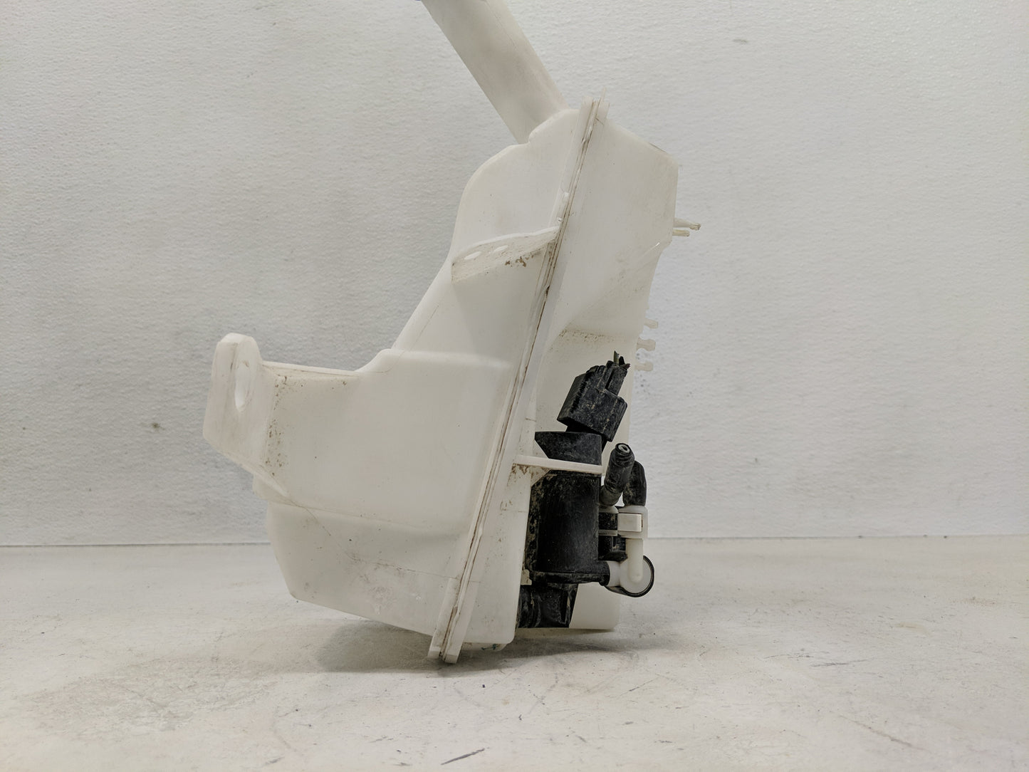 2012-2018 Ford Focus Windshield Washer Fluid Reservoir Bottle Oem - Oemusedautoparts1.com