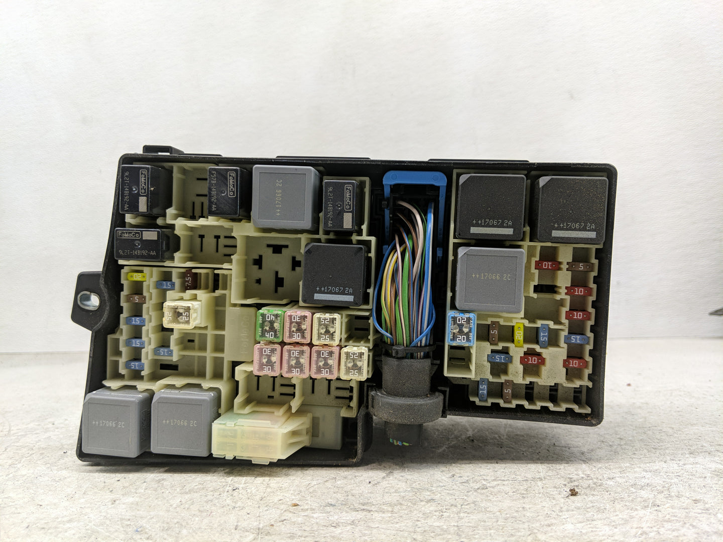 2017-2018 Ford Focus Fusebox Fuse Box Panel Relay Module P/N:GJ7T-14A076-BA 19648 000 001, 21090 000 001 Fits Fits 2017 2018