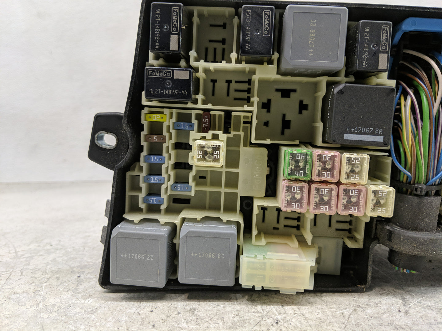 2017-2018 Ford Focus Fusebox Fuse Box Panel Relay Module P/N:GJ7T-14A076-BA 19648 000 001, 21090 000 001 Fits Fits 2017 2018