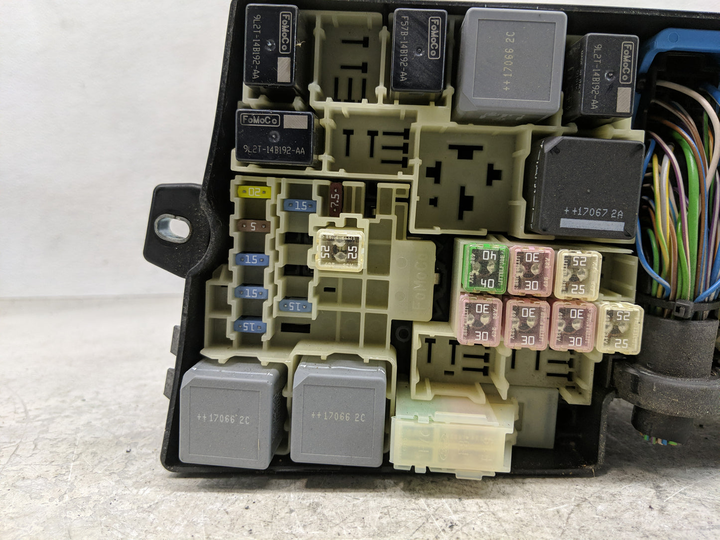 2017-2018 Ford Focus Fusebox Fuse Box Panel Relay Module P/N:GJ7T-14A076-BA 19648 000 001, 21090 000 001 Fits Fits 2017 2018