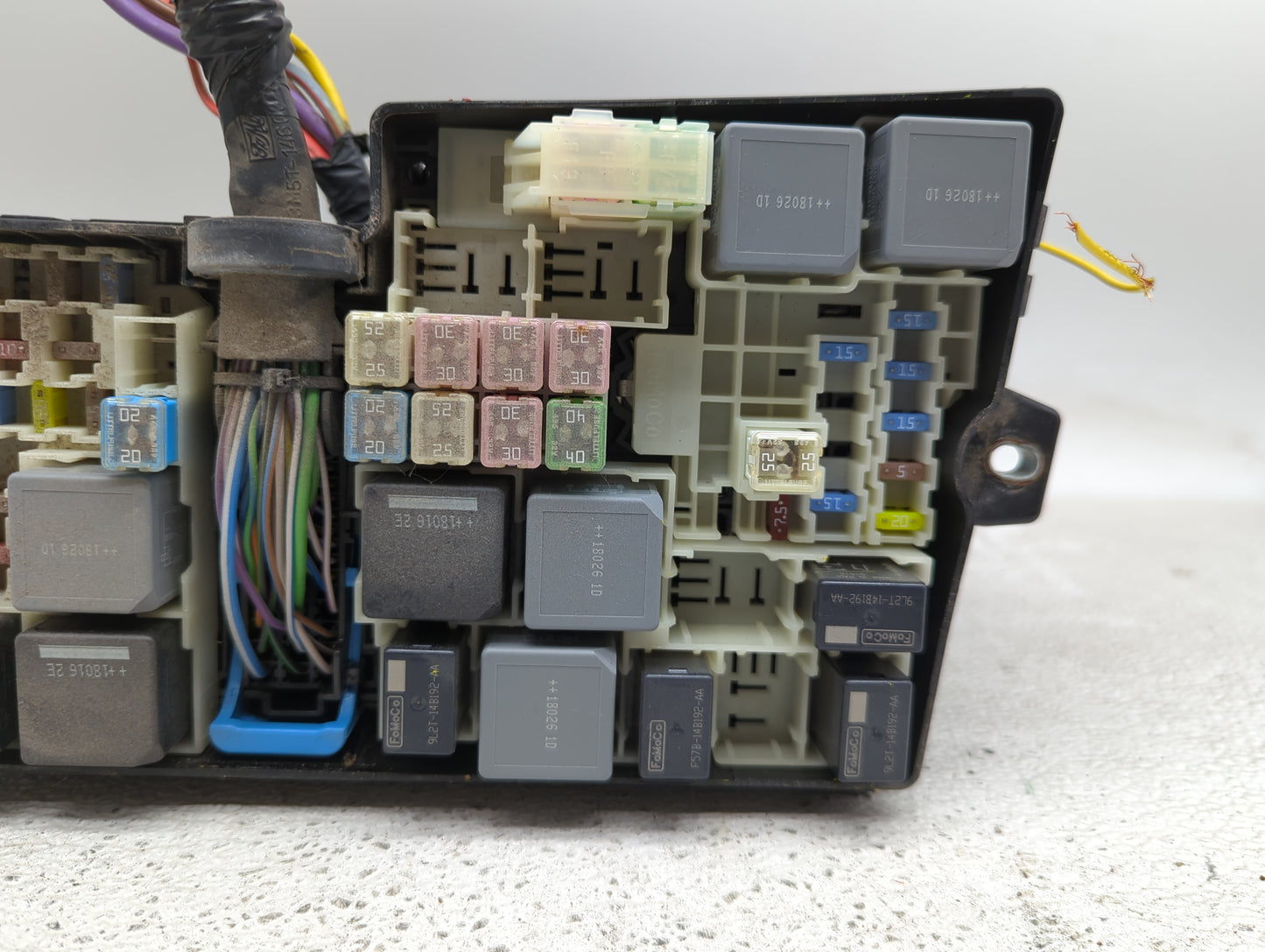 2017-2018 Ford Focus Fusebox Fuse Box Panel Relay Module P/N:GJ7T-14A076-BA 19648 000 001, 21090 000 001 Fits Fits 2017 2018