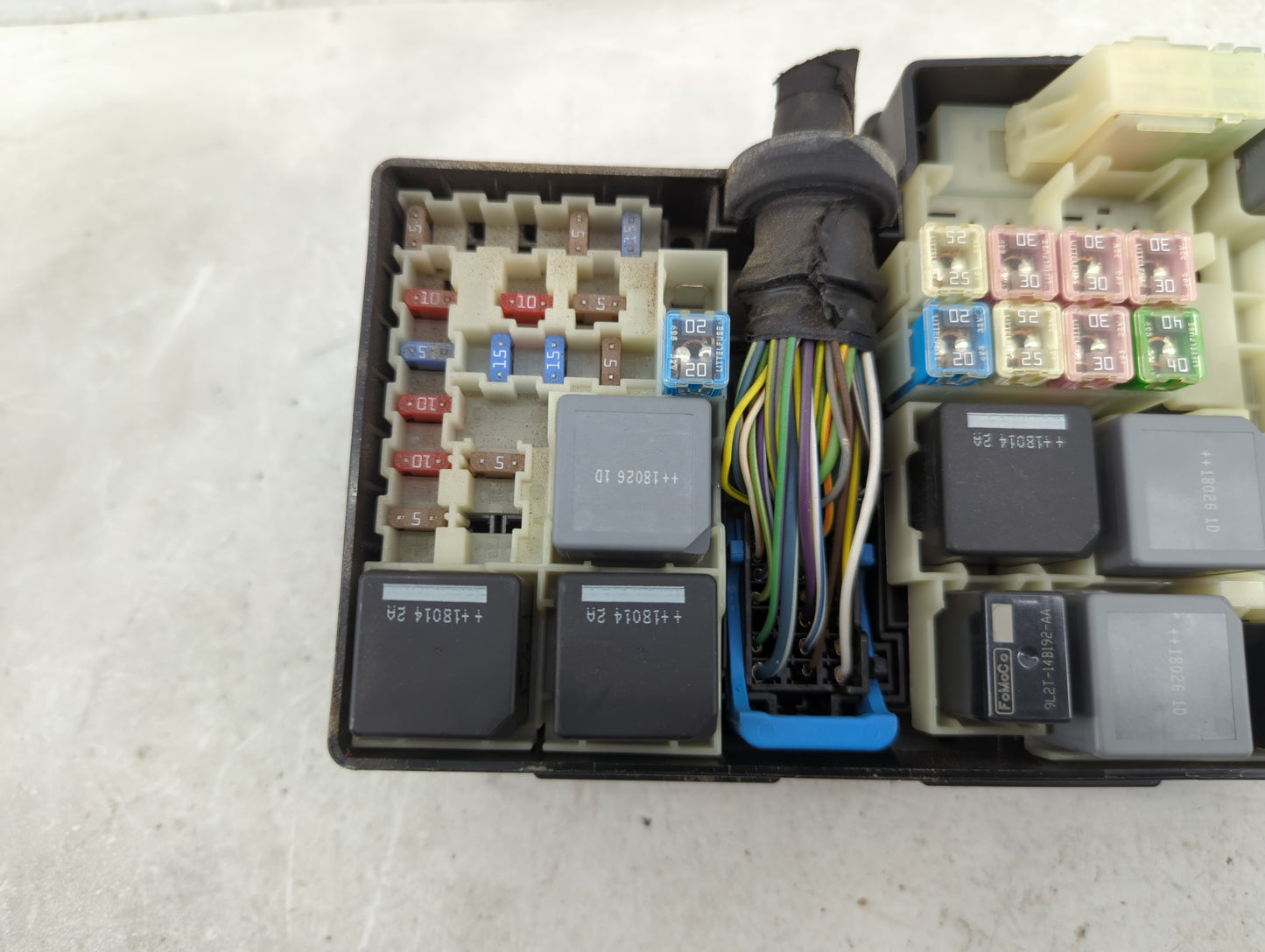 2017-2018 Ford Focus Fusebox Fuse Box Panel Relay Module P/N:GJ7T-14A076-BA 19548 000 001, 21090 000 001 Fits Fits 2017 2018