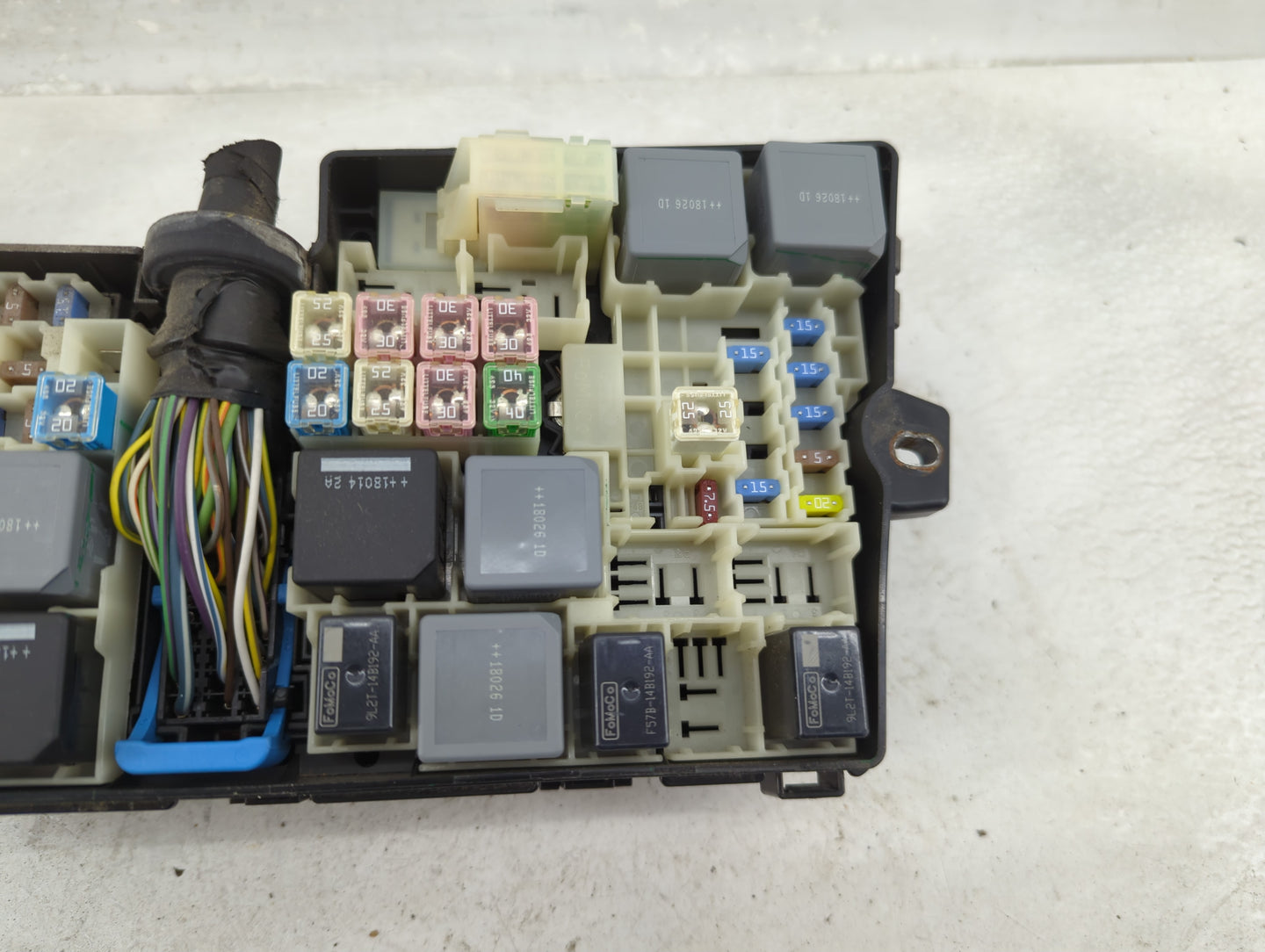2017-2018 Ford Focus Fusebox Fuse Box Panel Relay Module P/N:GJ7T-14A076-BA 19548 000 001, 21090 000 001 Fits Fits 2017 2018