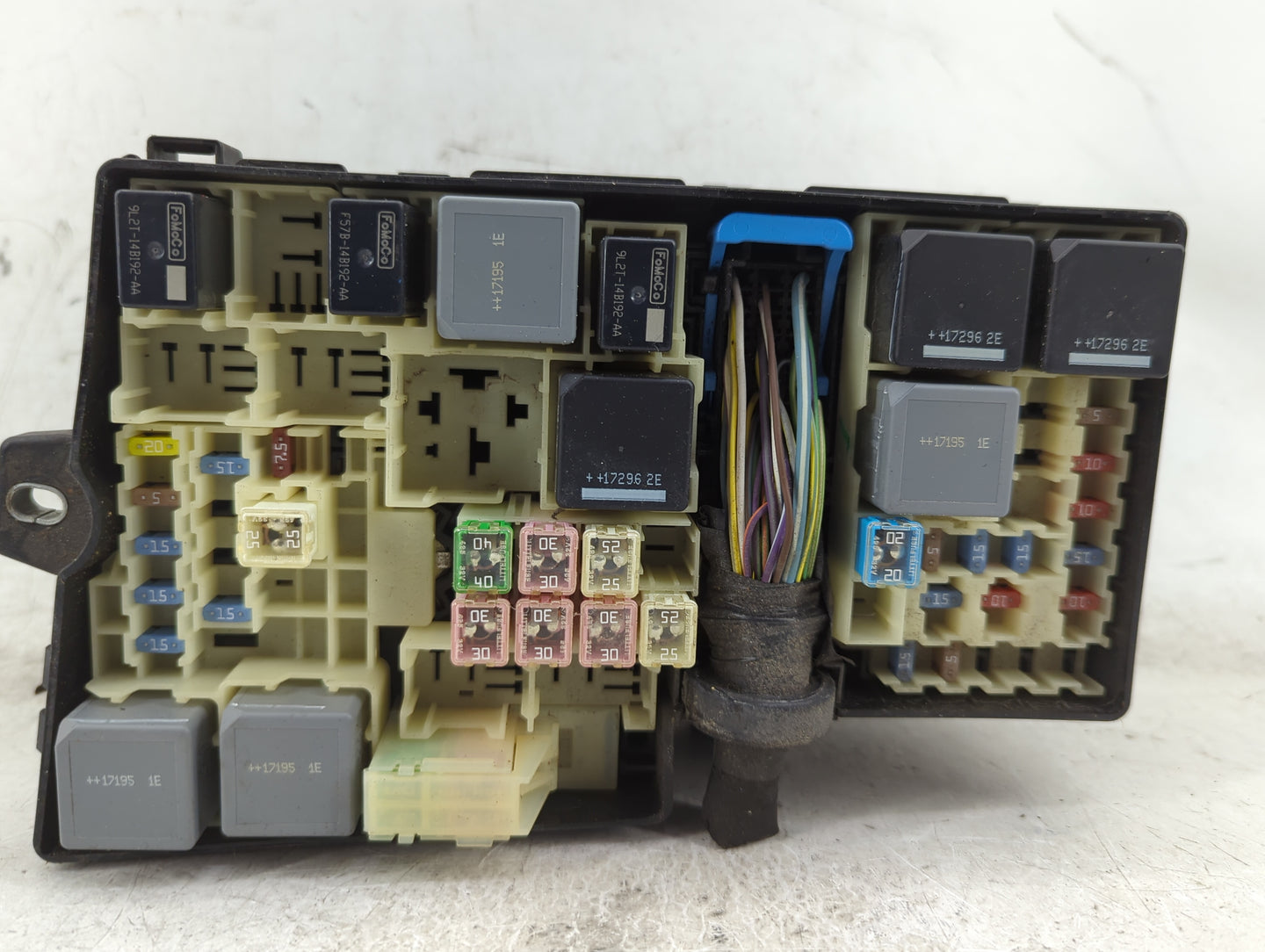 2017-2018 Ford Focus Fusebox Fuse Box Panel Relay Module P/N:GJ7T-14A076-BA 19648 000 001, 21090 000 001 Fits Fits 2017 2018