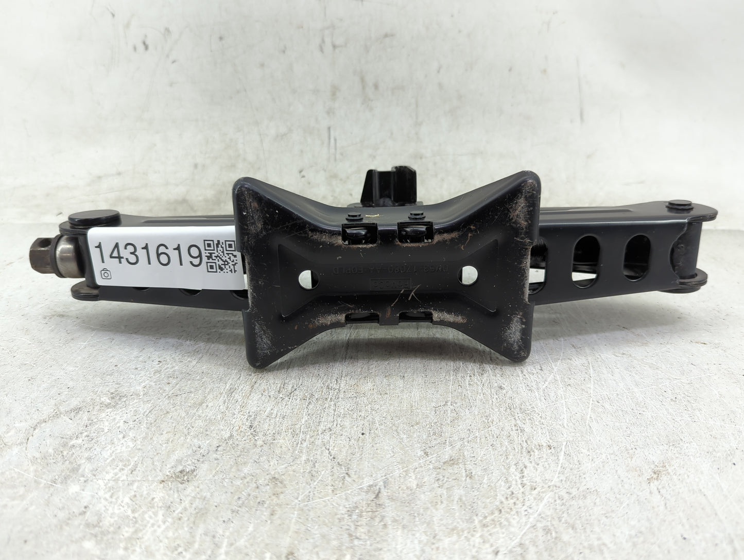 2017 Ford Focus Spare Scissor Car Jack - Oemusedautoparts1.com