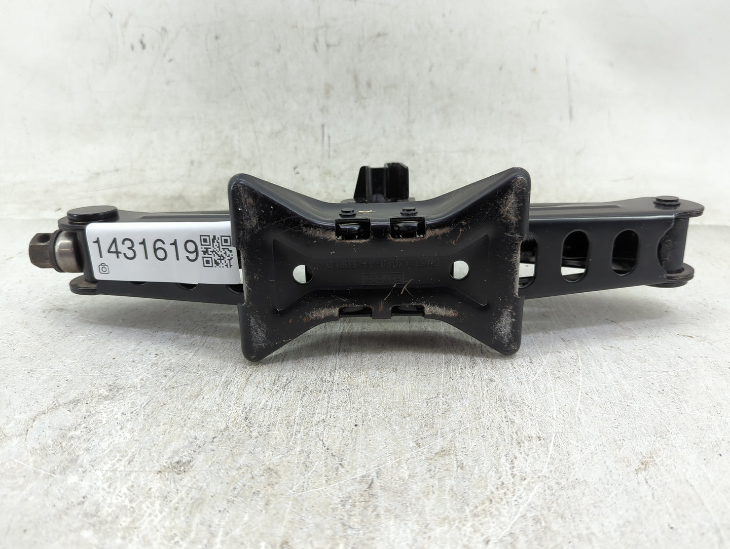 2017 Ford Focus Spare Scissor Car Jack 1431619 - Oemusedautoparts1.com