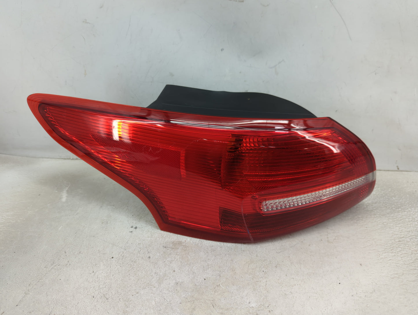 2015-2018 Ford Focus Tail Light Assembly Driver Left OEM P/N:F1EB-13405-FE Fits Fits 2015 2016 2017 2018 OEM Used Auto Parts