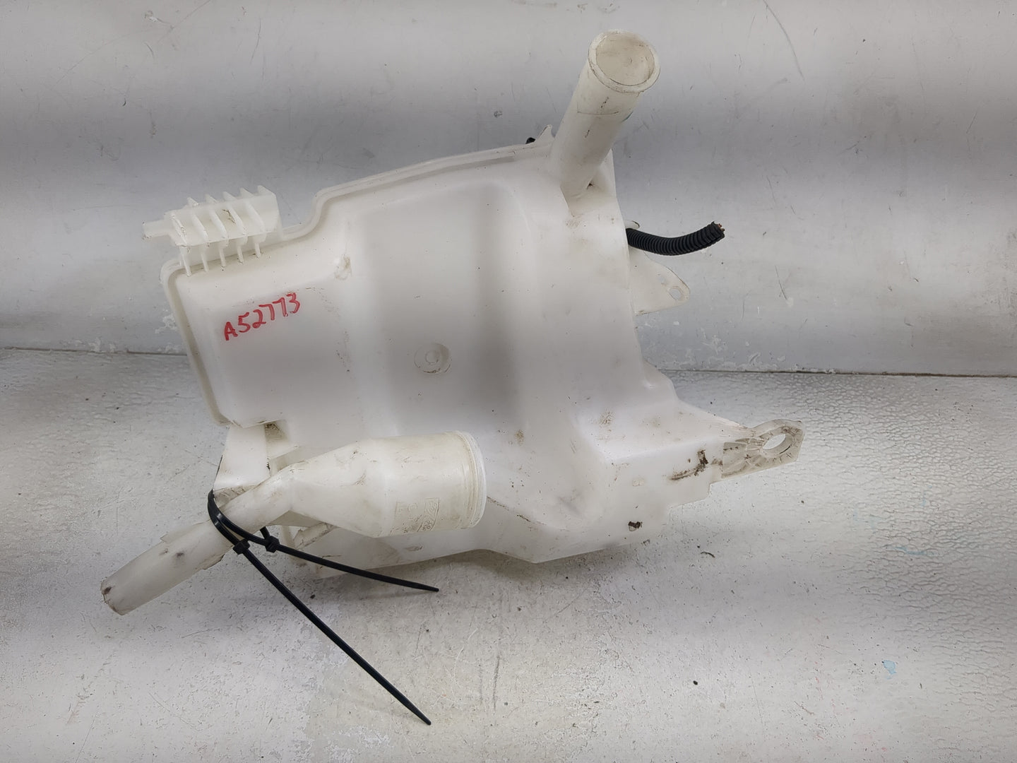 2012-2018 Ford Focus Windshield Washer Fluid Reservoir Bottle Oem 1474120 - Oemusedautoparts1.com