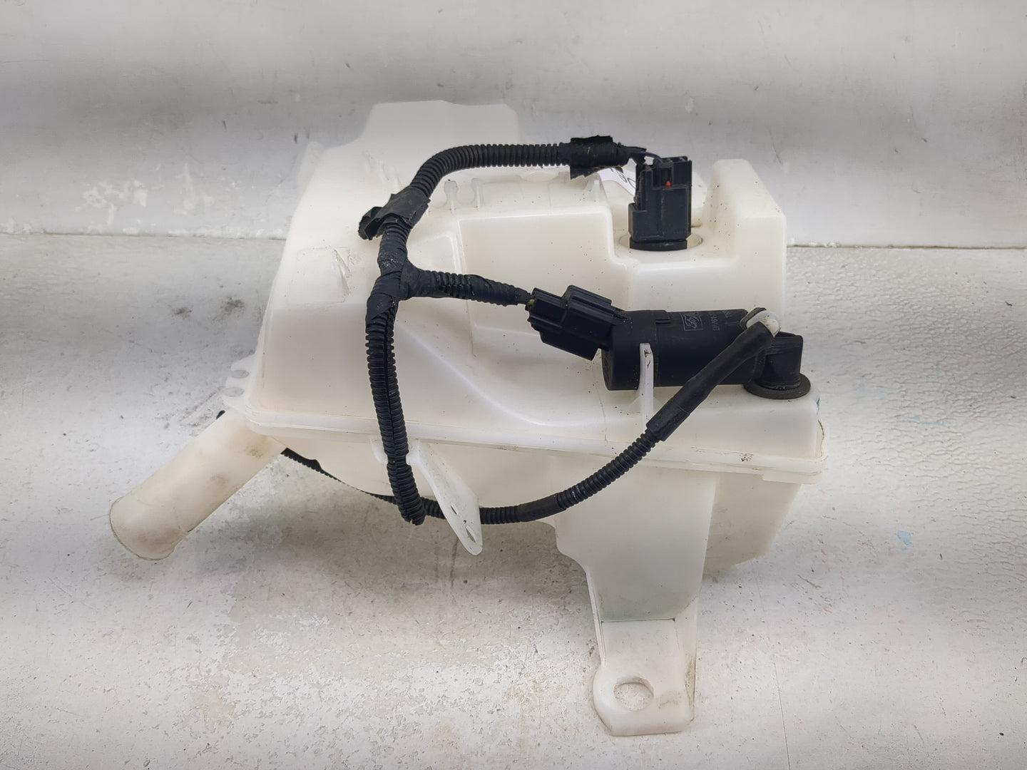 2012-2018 Ford Focus Windshield Washer Fluid Reservoir Bottle Oem 1474190 - Oemusedautoparts1.com