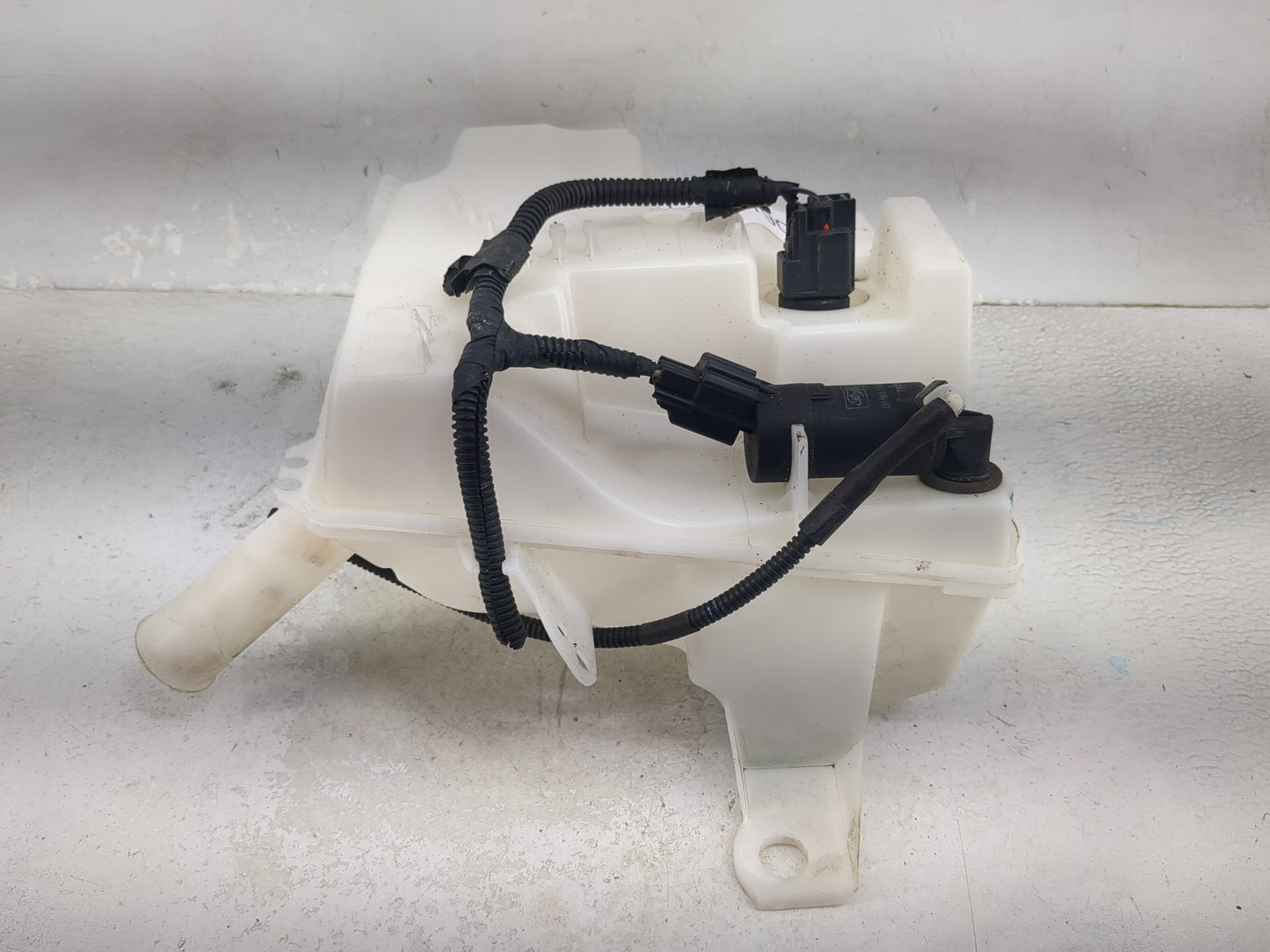 2012-2018 Ford Focus Windshield Washer Fluid Reservoir Bottle Oem 1474190 - Oemusedautoparts1.com