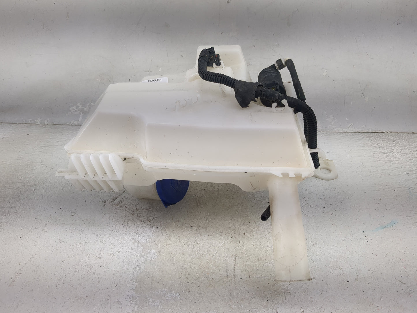 2012-2018 Ford Focus Windshield Washer Fluid Reservoir Bottle Oem 1474190 - Oemusedautoparts1.com
