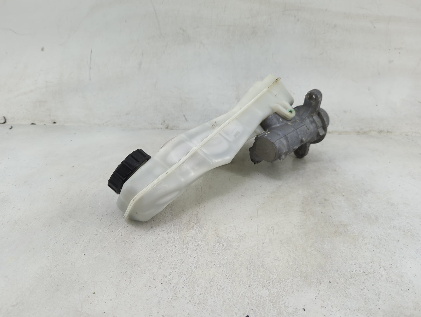 2012-2018 Ford Focus Brake Master Cylinder 1490244 - Oemusedautoparts1.com