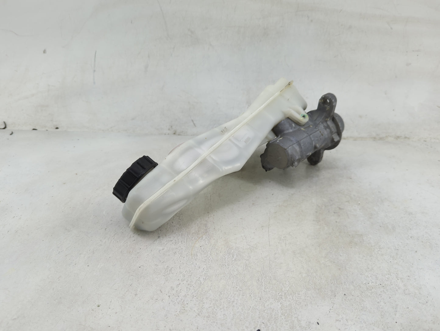2012-2018 Ford Focus Brake Master Cylinder 1490244 - Oemusedautoparts1.com