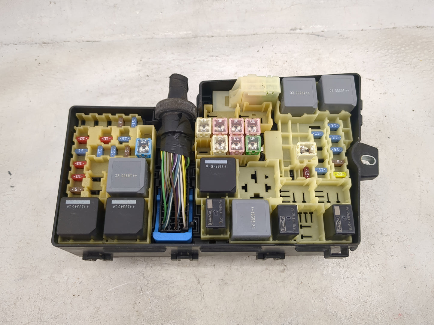 2017-2018 Ford Focus Fusebox Fuse Box Panel Relay Module P/N:AV6T-14A067-AD E02345500 Fits Fits 2017 2018 OEM Used Auto Part