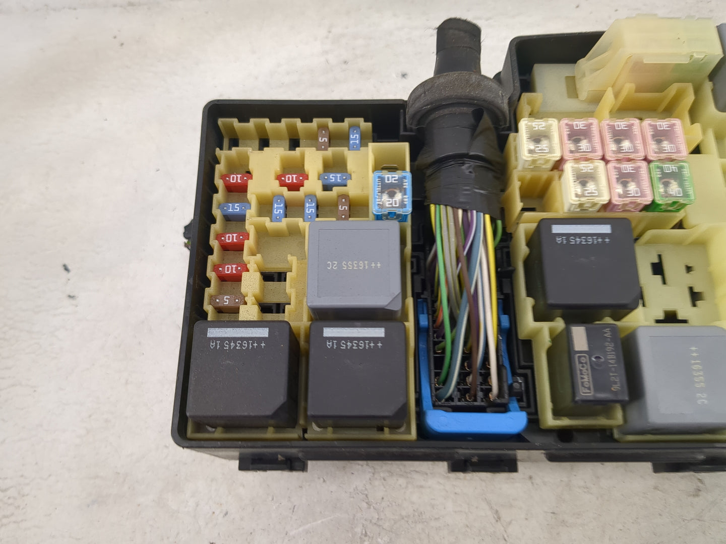 2017-2018 Ford Focus Fusebox Fuse Box Panel Relay Module P/N:AV6T-14A067-AD E02345500 Fits Fits 2017 2018 OEM Used Auto Part