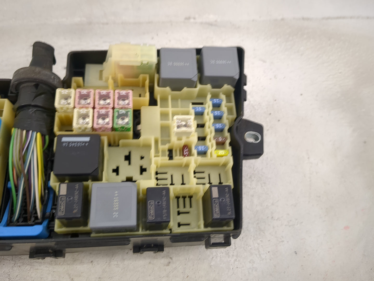 2017-2018 Ford Focus Fusebox Fuse Box Panel Relay Module P/N:AV6T-14A067-AD E02345500 Fits Fits 2017 2018 OEM Used Auto Part