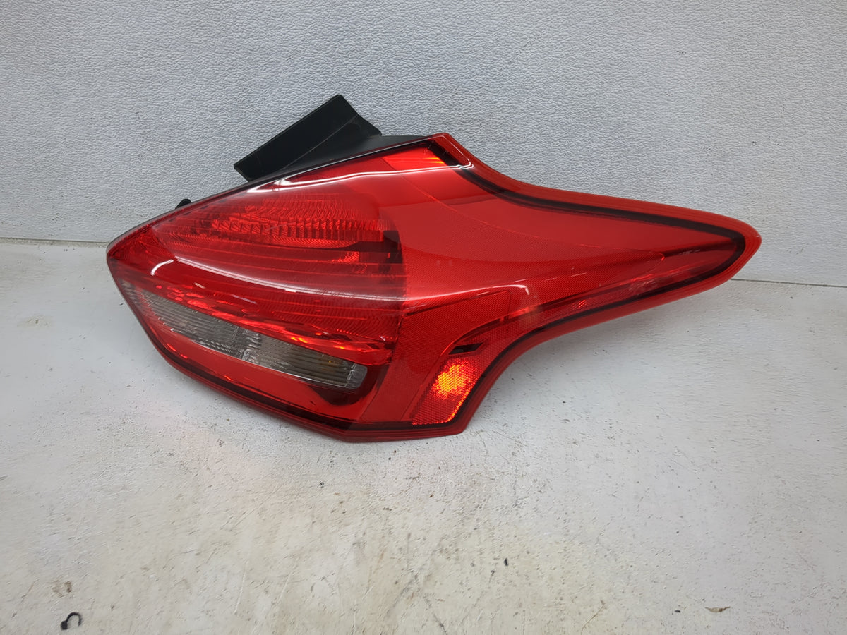 2015-2018 Ford Focus Passenger Right Side Deck Lid Mounted Tail Light 1515168 - Oemusedautoparts1.com