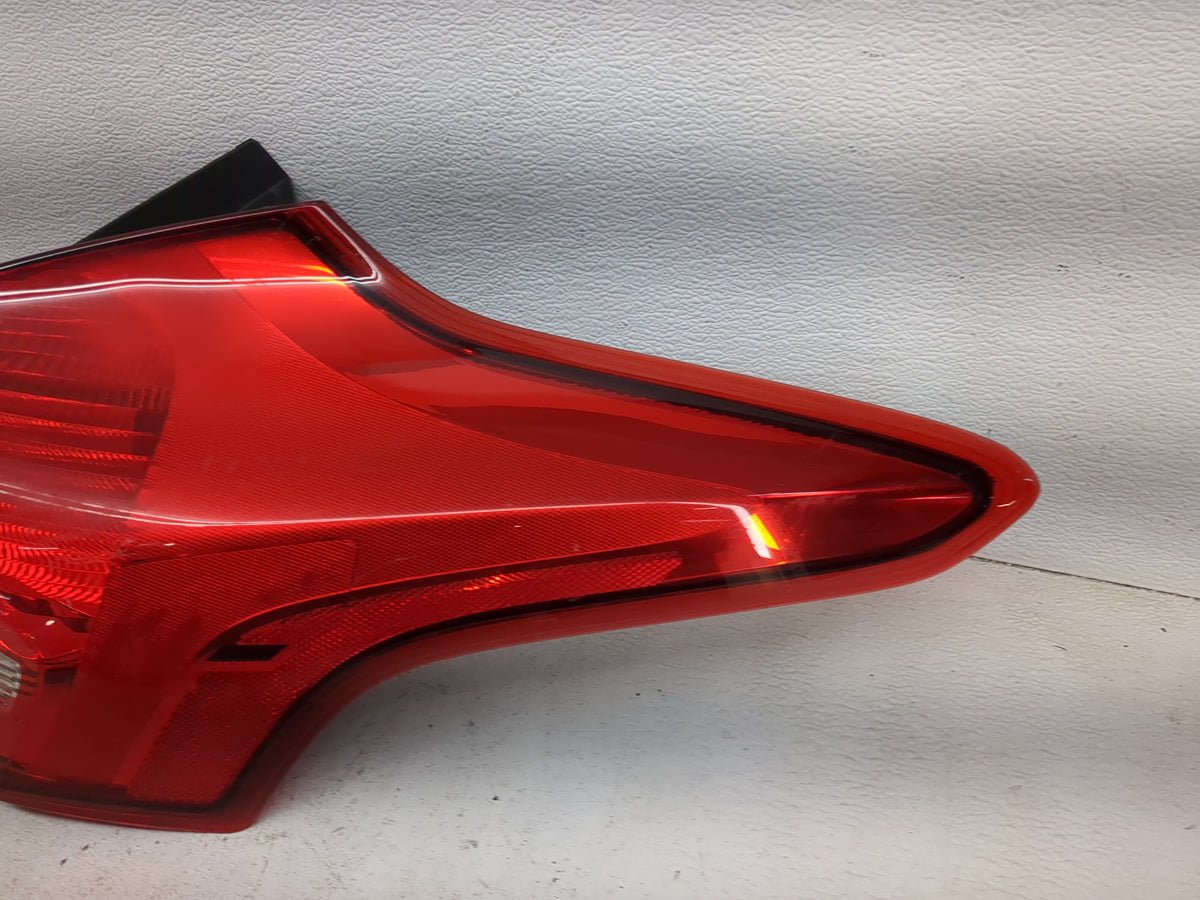 2015-2018 Ford Focus Passenger Right Side Deck Lid Mounted Tail Light 1515168 - Oemusedautoparts1.com