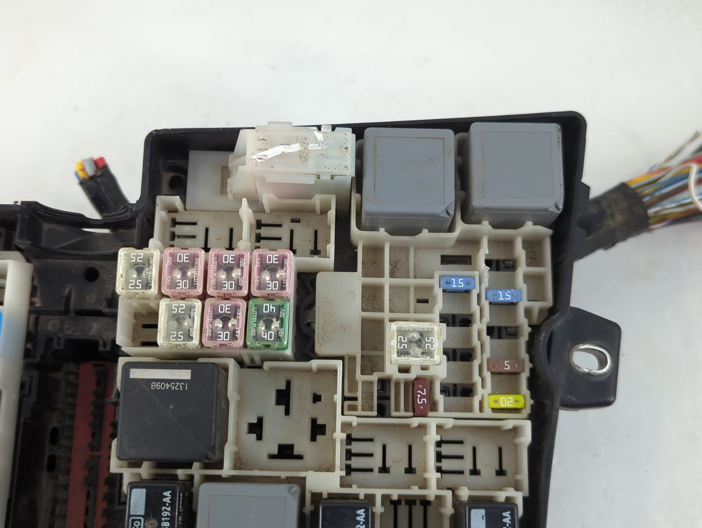2017-2018 Ford Focus Fusebox Fuse Box Panel Relay Module P/N:E00027328 AV6T-14A142-AB Fits Fits 2017 2018 OEM Used Auto Part