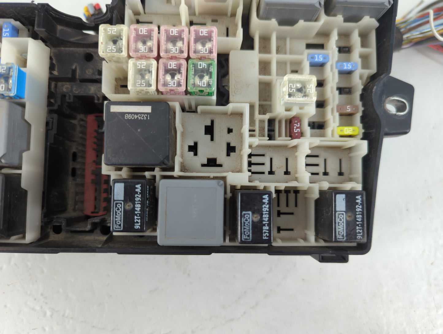 2017-2018 Ford Focus Fusebox Fuse Box Panel Relay Module P/N:E00027328 AV6T-14A142-AB Fits Fits 2017 2018 OEM Used Auto Part