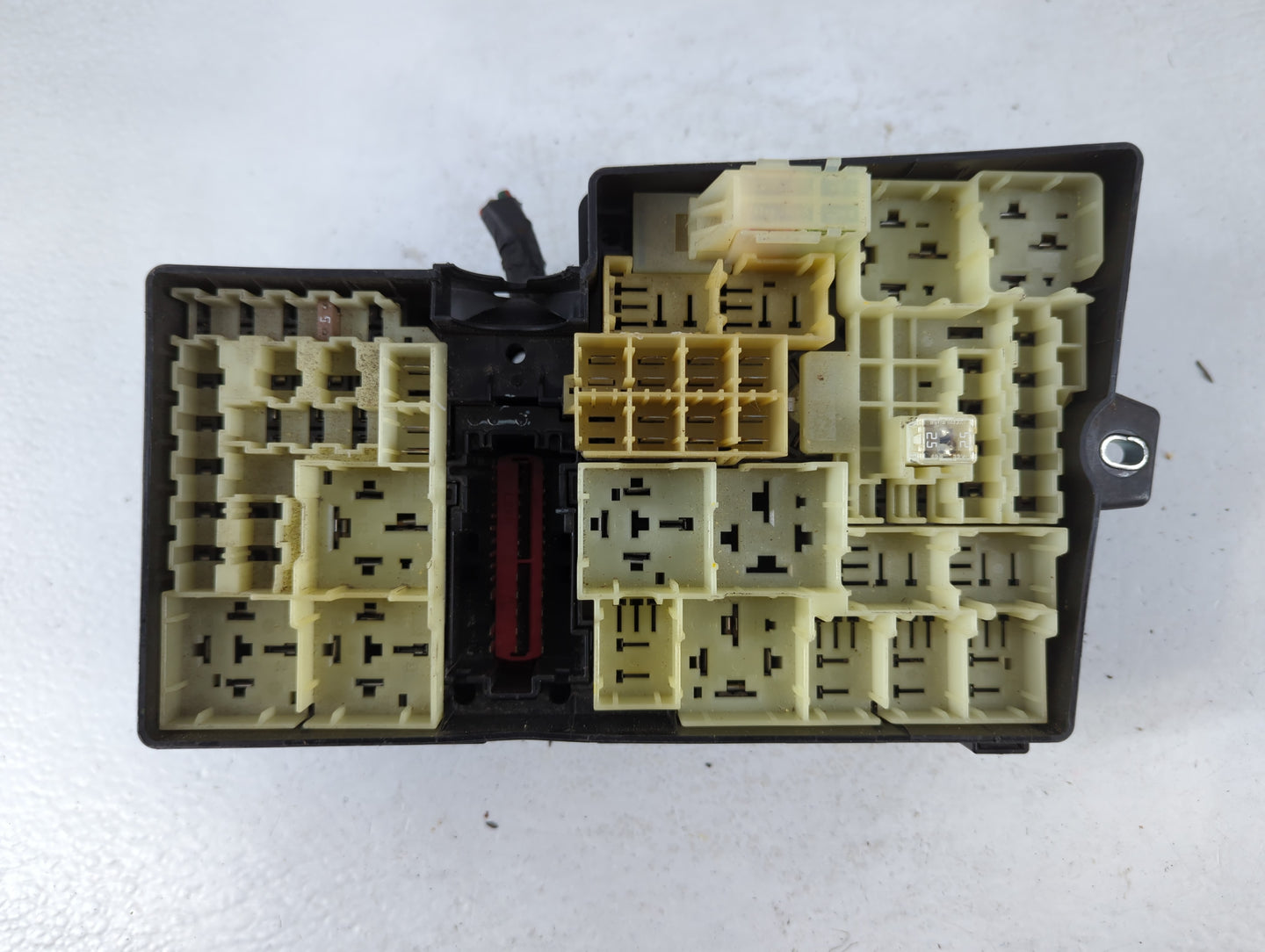 2017-2018 Ford Focus Fusebox Fuse Box Panel Relay Module P/N:E00027328 AV6T-14A142-AB Fits Fits 2017 2018 OEM Used Auto Part