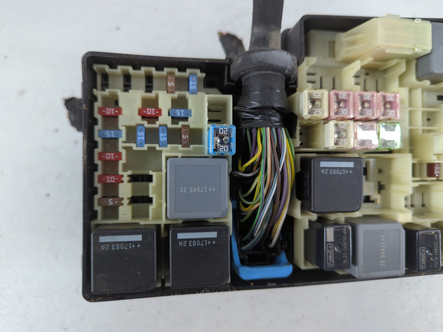2017-2018 Ford Focus Fusebox Fuse Box Panel Relay Module P/N:E00027328 AV6T-14A067-AD Fits Fits 2017 2018 OEM Used Auto Part