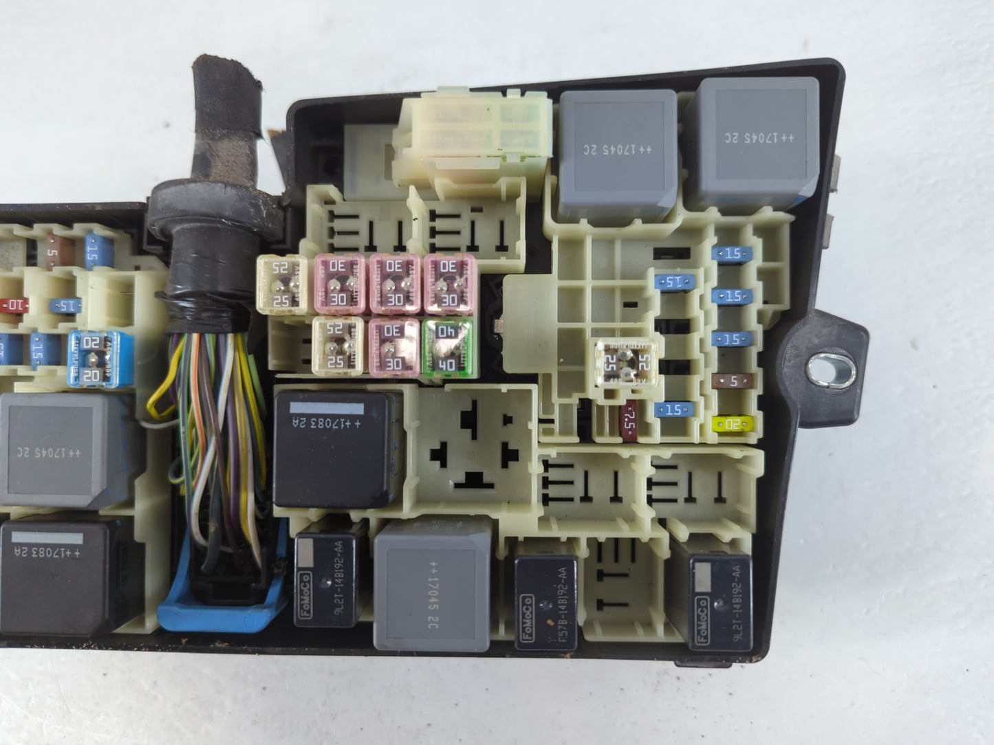 2017-2018 Ford Focus Fusebox Fuse Box Panel Relay Module P/N:E00027328 AV6T-14A067-AD Fits Fits 2017 2018 OEM Used Auto Part