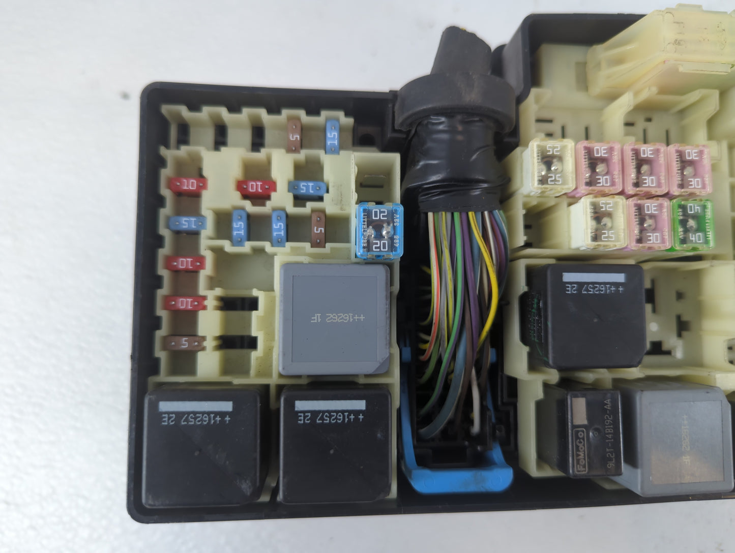2017-2018 Ford Focus Fusebox Fuse Box Panel Relay Module P/N:E00027328 AV6T-14A142-AB Fits Fits 2017 2018 OEM Used Auto Part