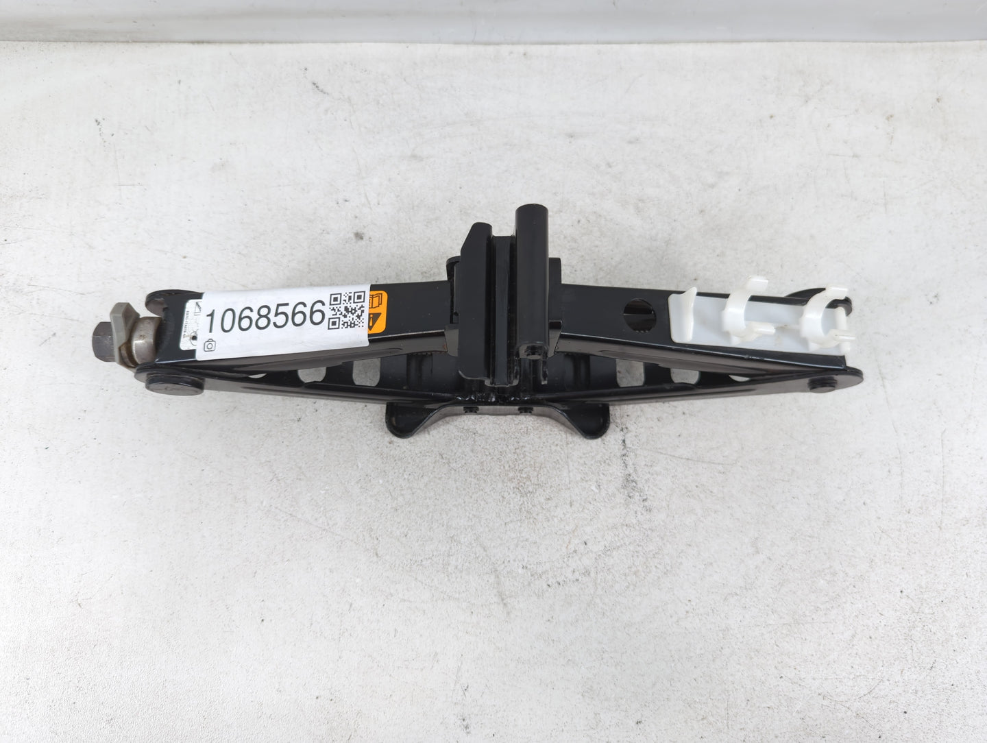 2017 Ford Fusion Spare Scissor Car Jack 1068566 - Oemusedautoparts1.com