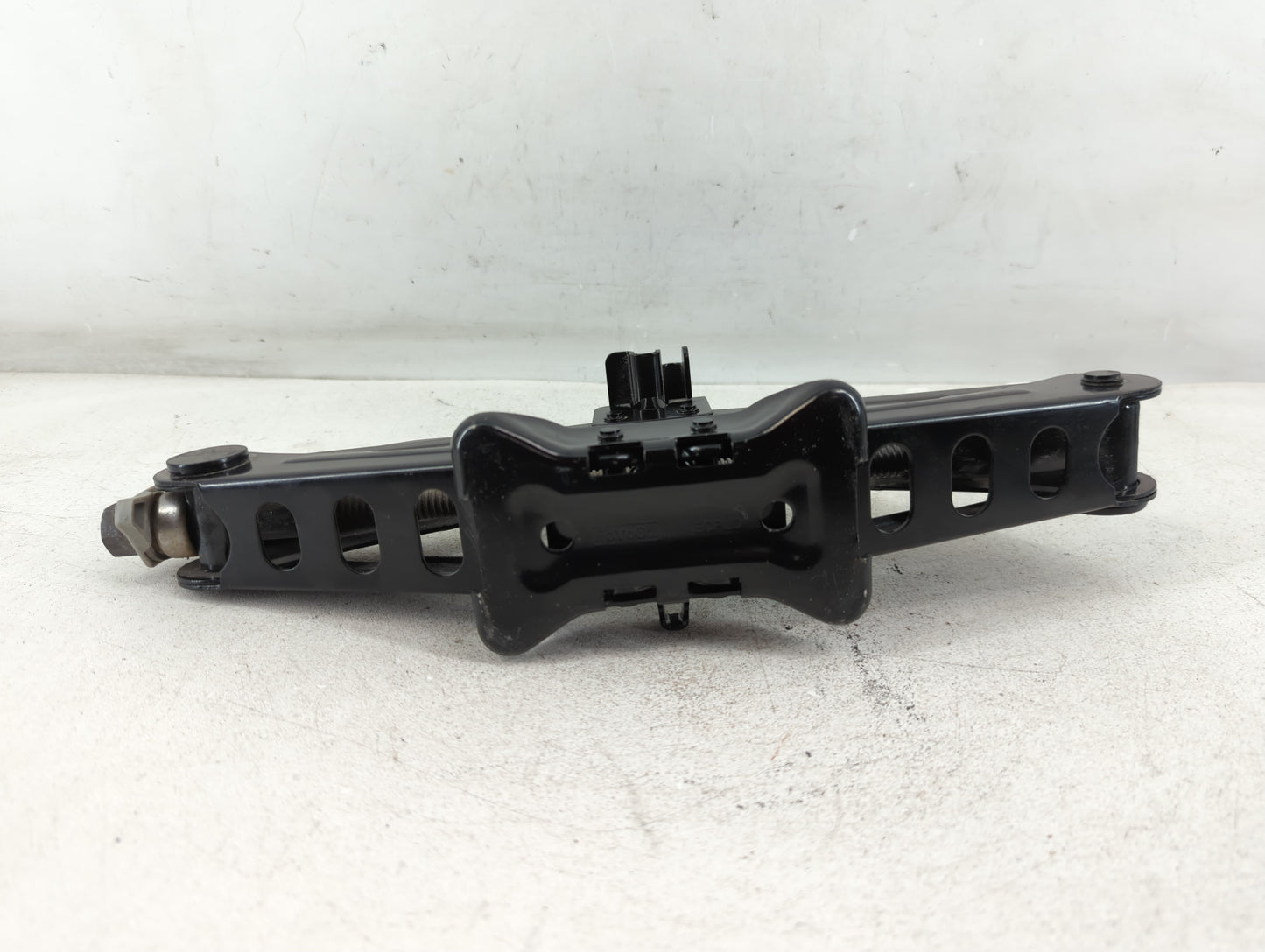 2017 Ford Fusion Spare Scissor Car Jack - Oemusedautoparts1.com