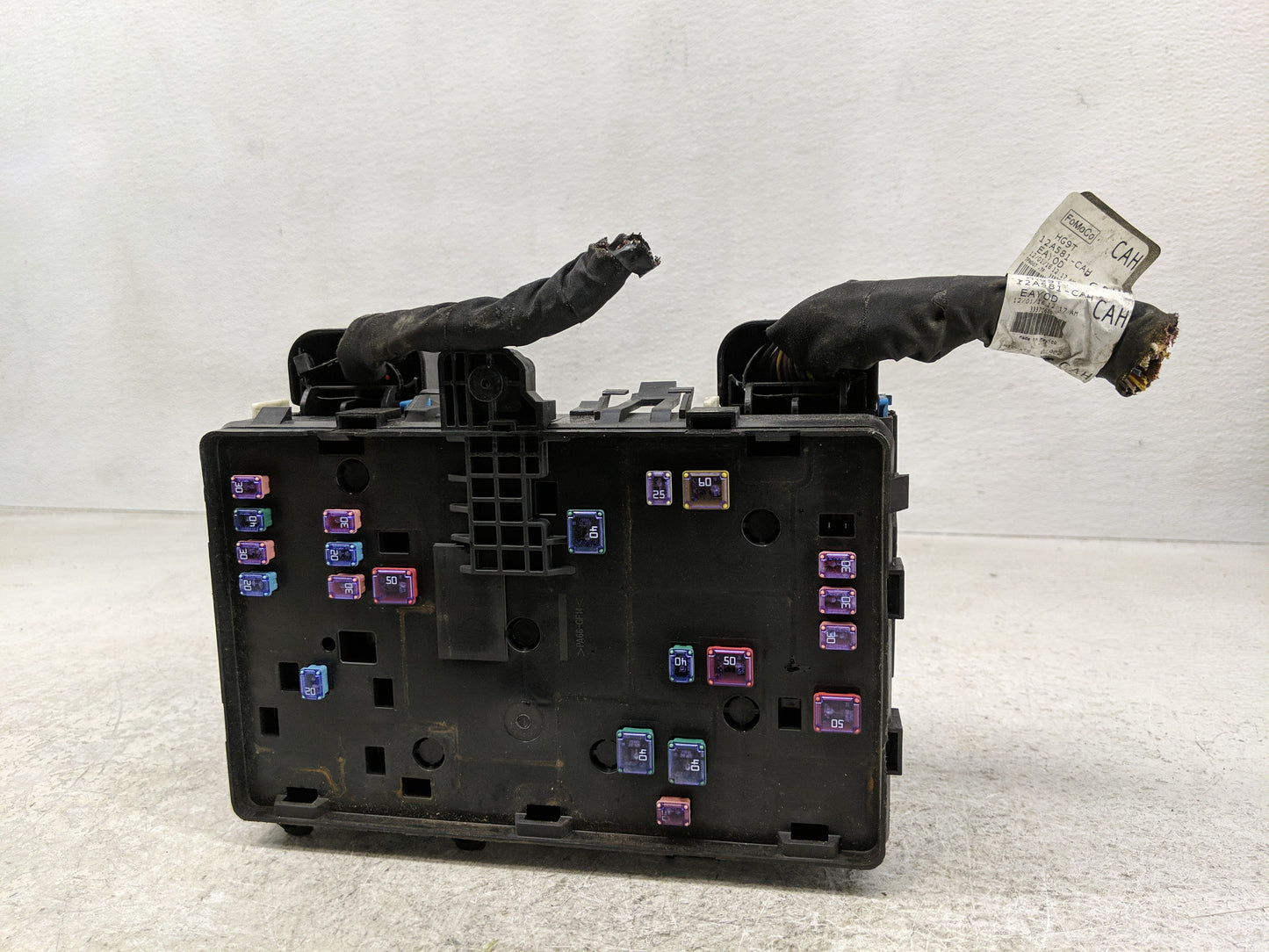 2017-2020 Ford Fusion Fusebox Fuse Box Panel Relay Module P/N:HG9T14D068DB Fits Fits 2017 2018 2019 2020 OEM Used Auto Parts