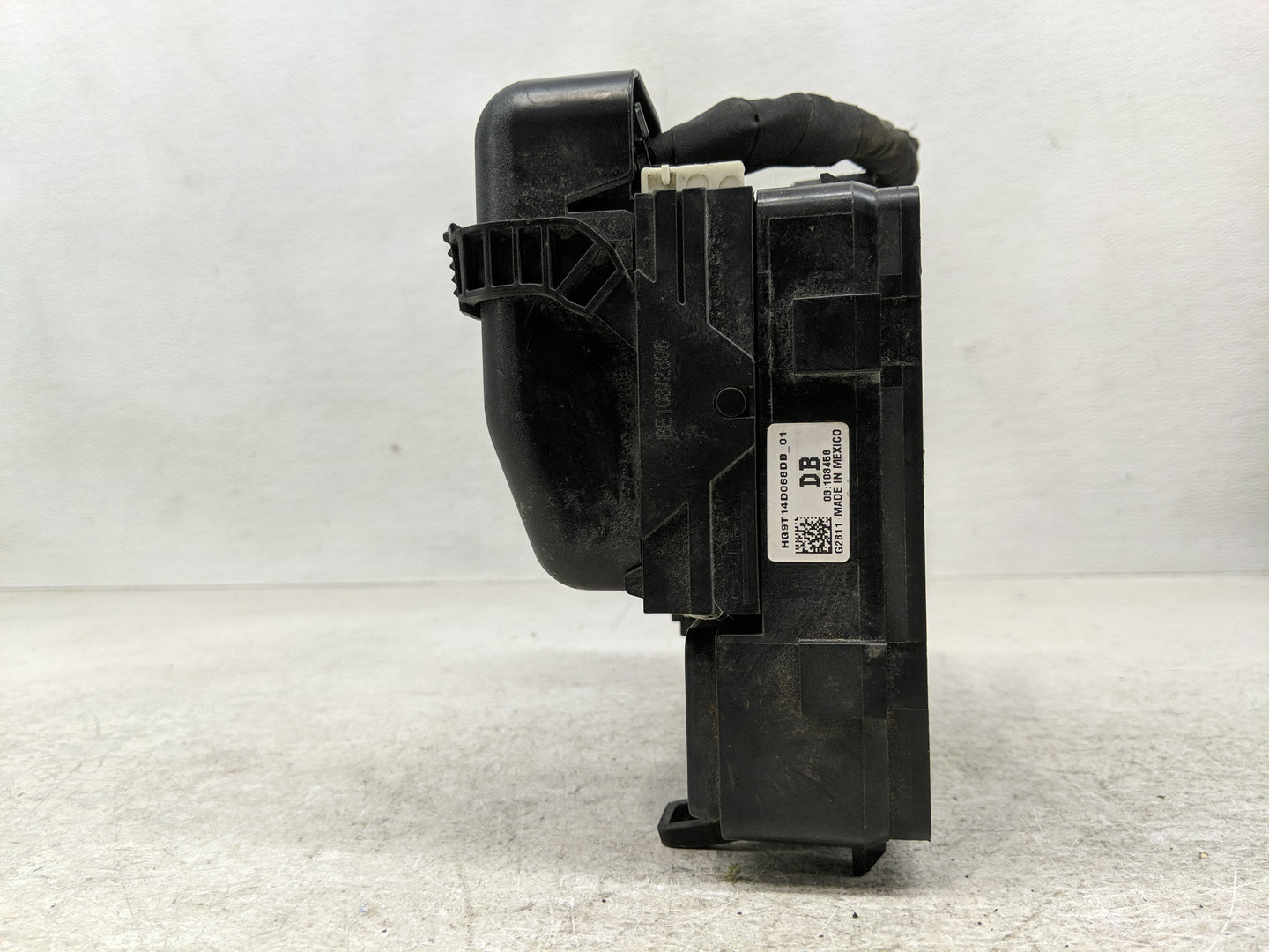 2017-2020 Ford Fusion Fusebox Fuse Box Panel Relay Module P/N:HG9T14D068DB Fits Fits 2017 2018 2019 2020 OEM Used Auto Parts