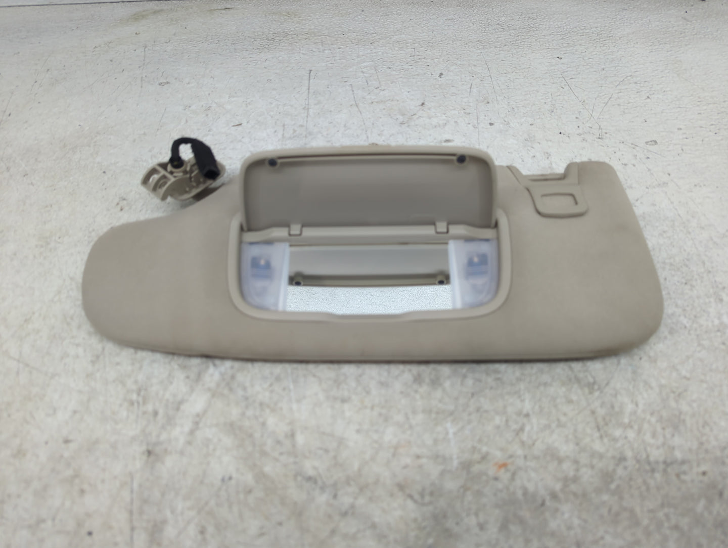 2017 Ford Fusion Sun Visor Shade Replacement Driver Left Mirror Fits OEM Used Auto Parts - Oemusedautoparts1.com