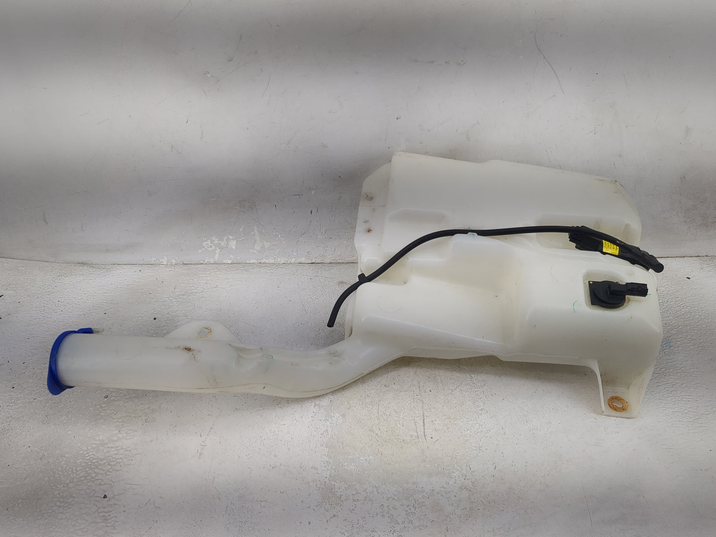 2017-2020 Ford Fusion Windshield Washer Fluid Reservoir Bottle Oem 1474108 - Oemusedautoparts1.com