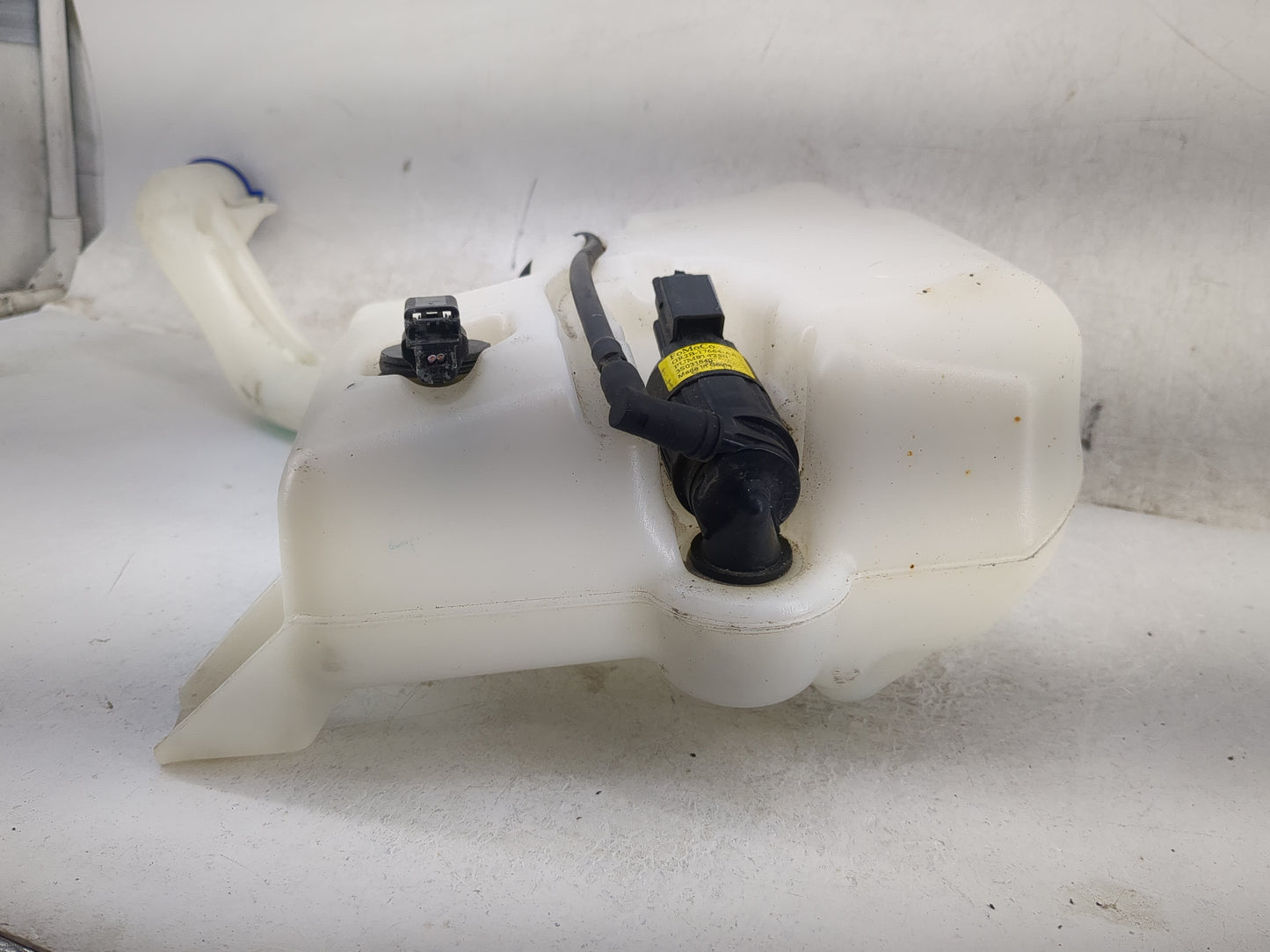 2017-2020 Ford Fusion Windshield Washer Fluid Reservoir Bottle Oem 1474193 - Oemusedautoparts1.com