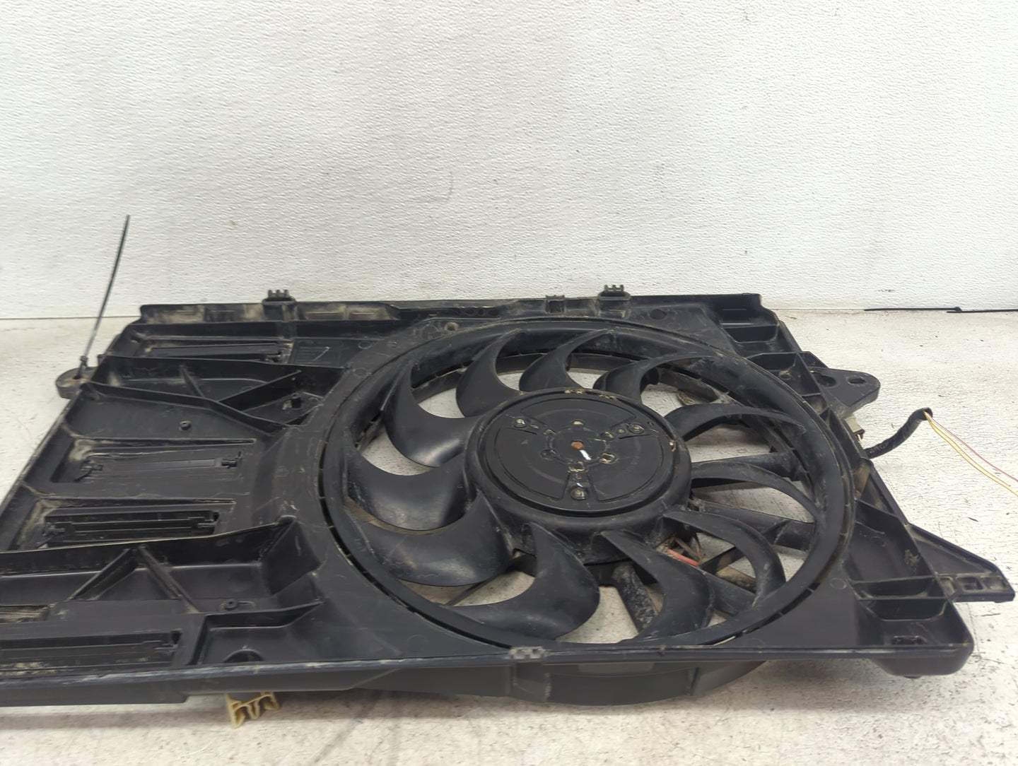 2017 Ford Fusion Electric Radiator Cooling Fan Motor Assembly P/N:F00HX0G100 3137230016, 8W-2884, 84000785, FX6576003 Fits O