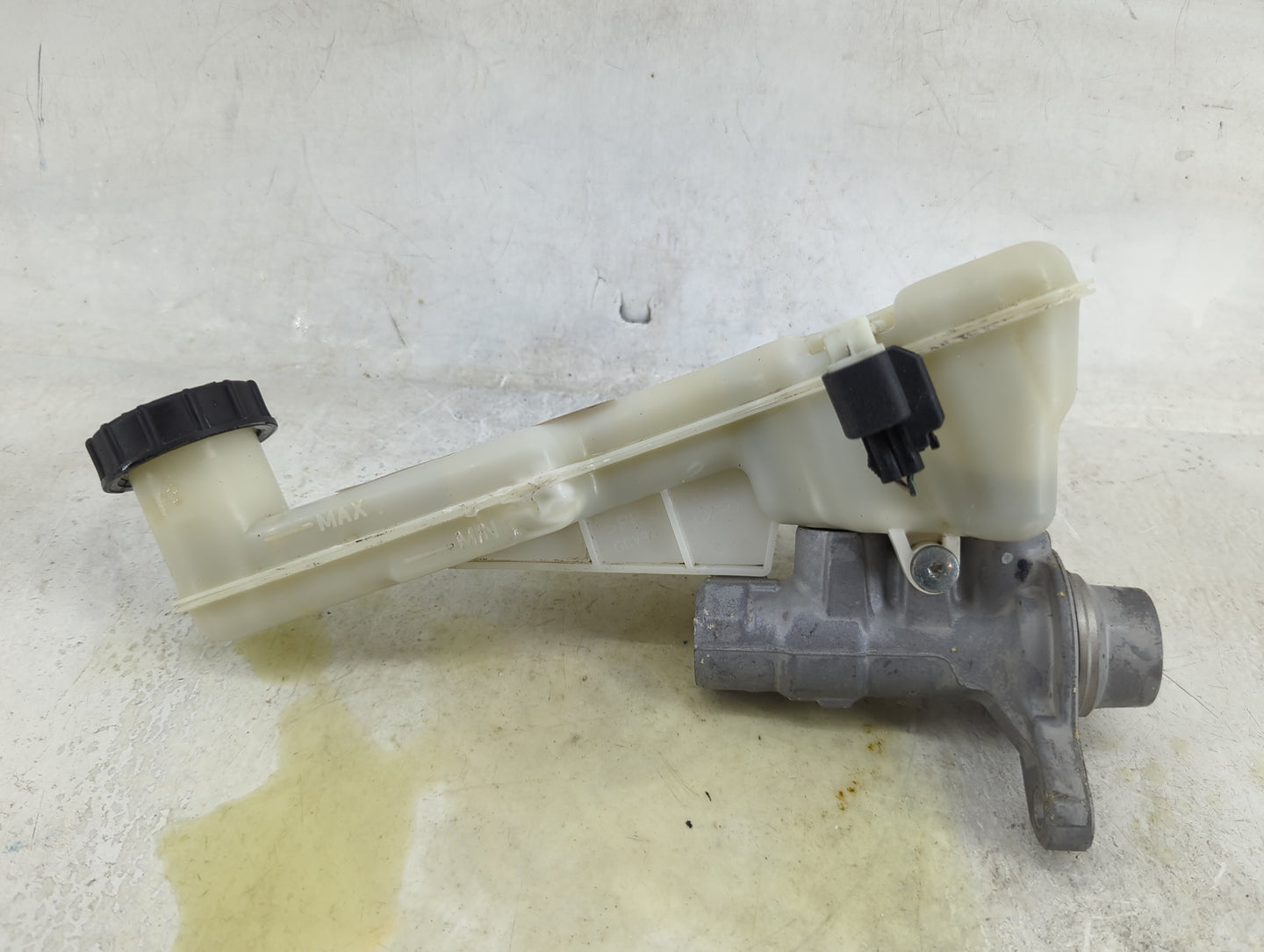 2017-2020 Ford Fusion Brake Master Cylinder 1490513 - Oemusedautoparts1.com
