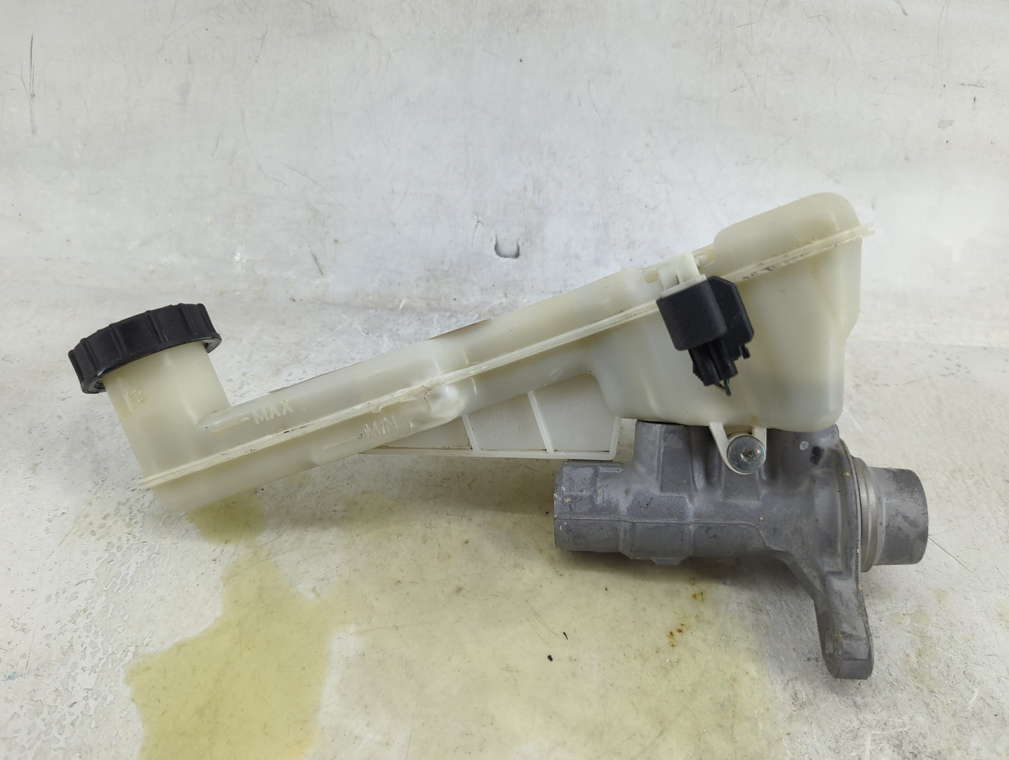 2017-2020 Ford Fusion Brake Master Cylinder 1490513 - Oemusedautoparts1.com