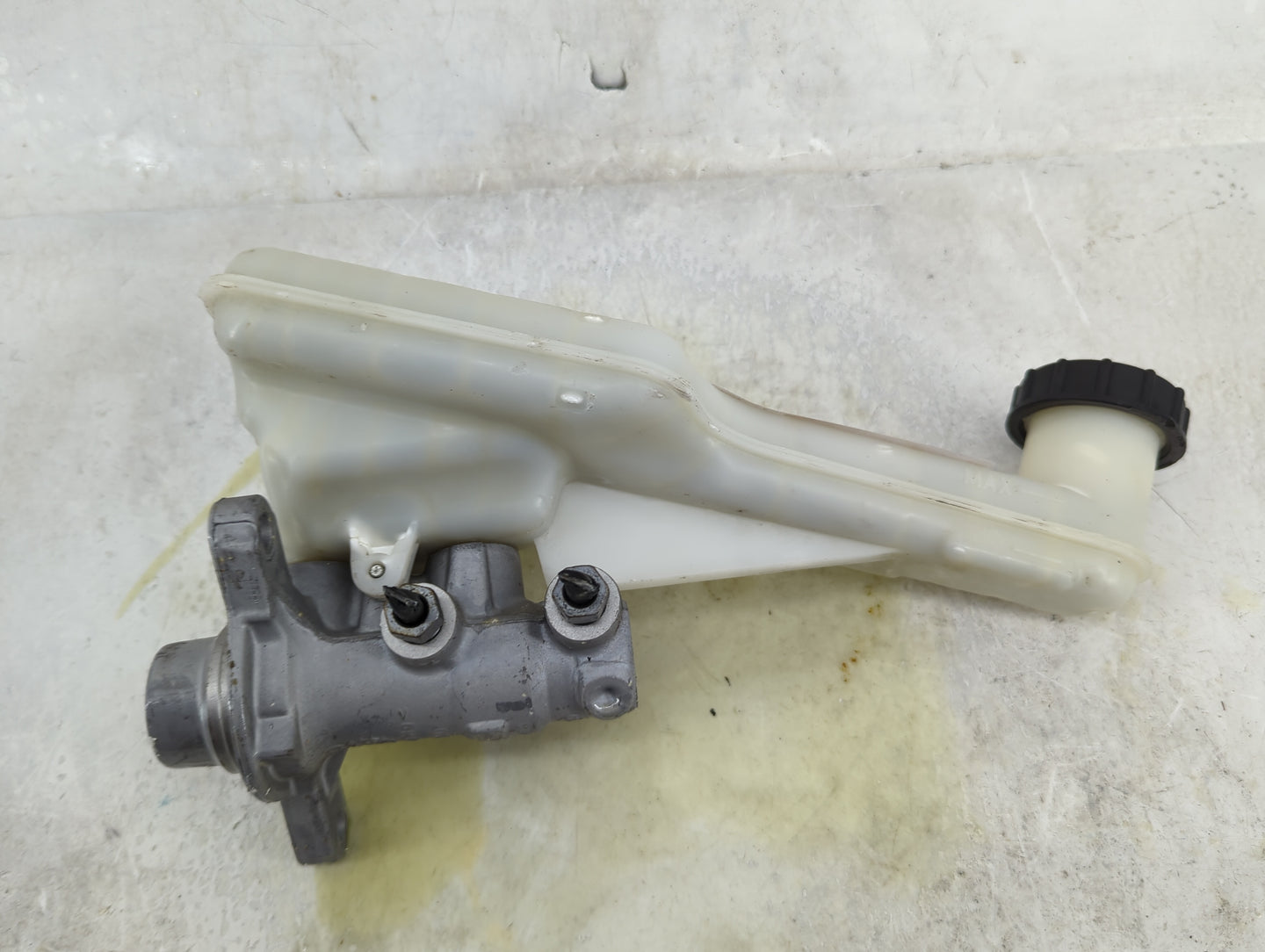 2017-2020 Ford Fusion Brake Master Cylinder 1490513 - Oemusedautoparts1.com