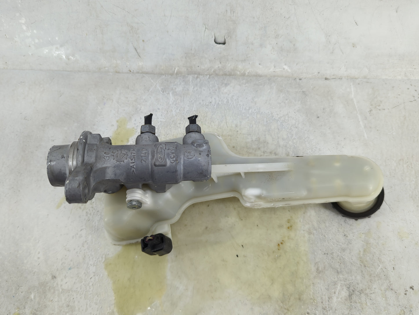 2017-2020 Ford Fusion Brake Master Cylinder 1490513 - Oemusedautoparts1.com