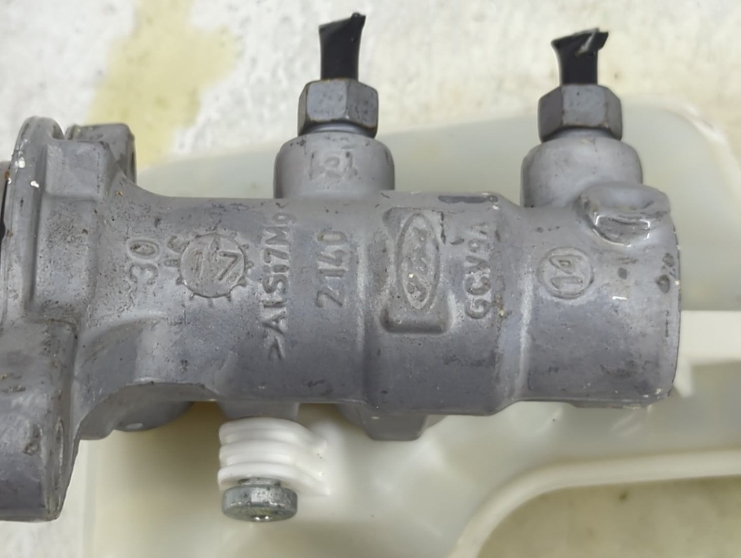 2017-2020 Ford Fusion Brake Master Cylinder 1490513 - Oemusedautoparts1.com