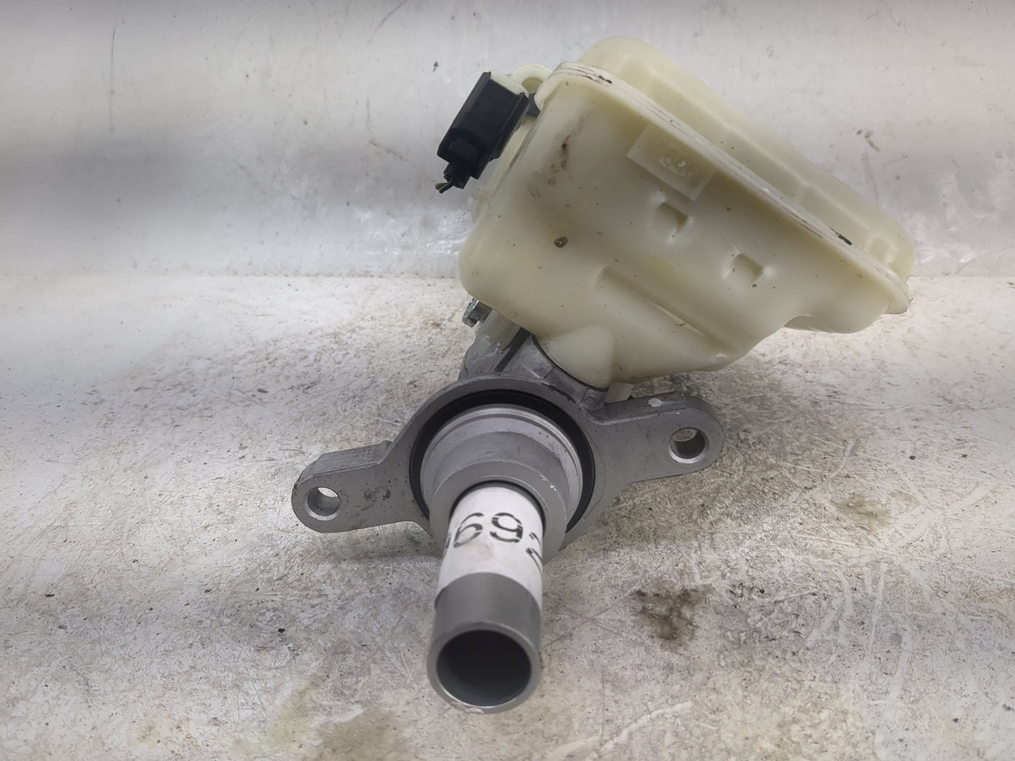 2017-2020 Ford Fusion Brake Master Cylinder 1496920 - Oemusedautoparts1.com