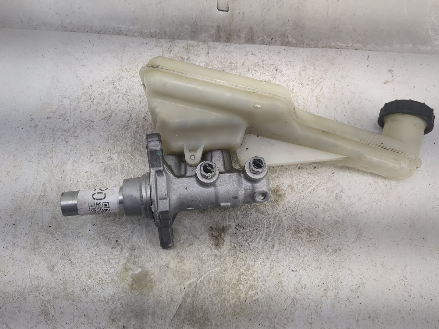 2017-2020 Ford Fusion Brake Master Cylinder 1496920 - Oemusedautoparts1.com