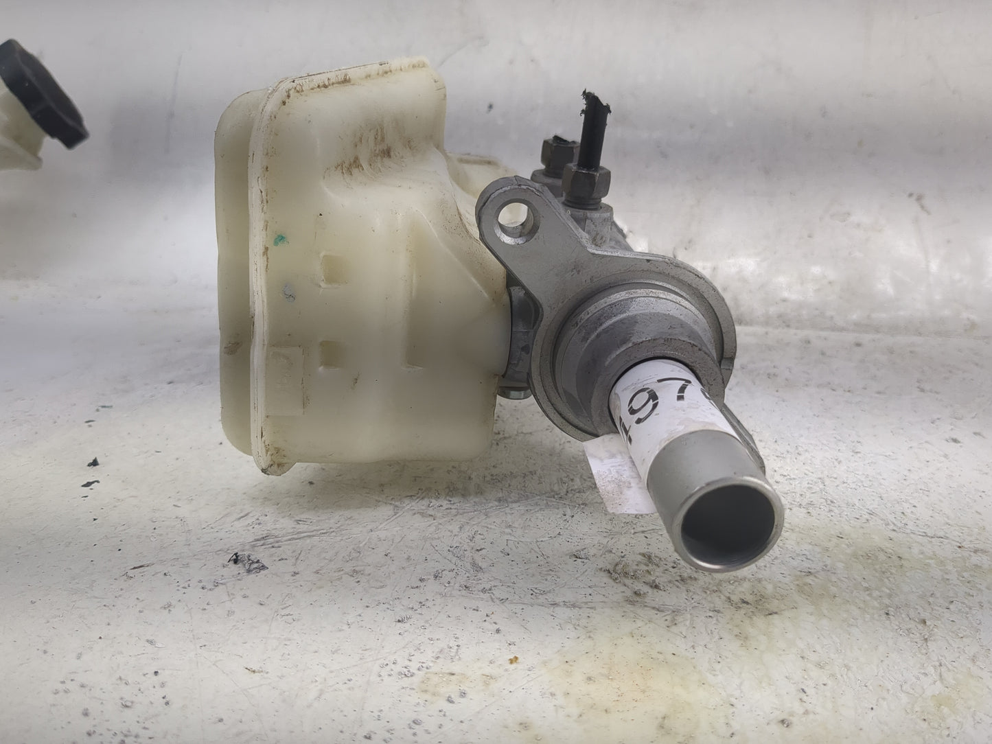 2017-2020 Ford Fusion Brake Master Cylinder 1497665 - Oemusedautoparts1.com