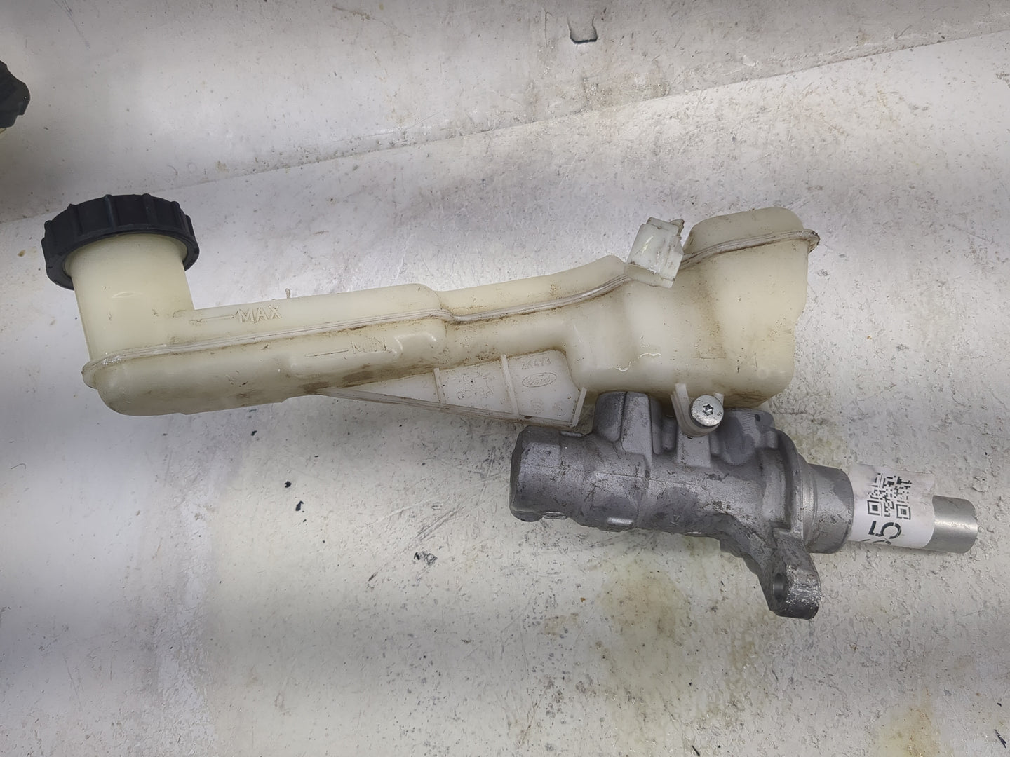 2017-2020 Ford Fusion Brake Master Cylinder 1497665 - Oemusedautoparts1.com