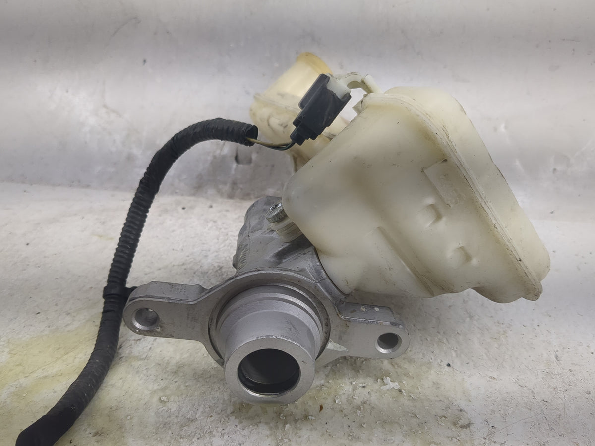 2017-2020 Ford Fusion Brake Master Cylinder 1498316 - Oemusedautoparts1.com