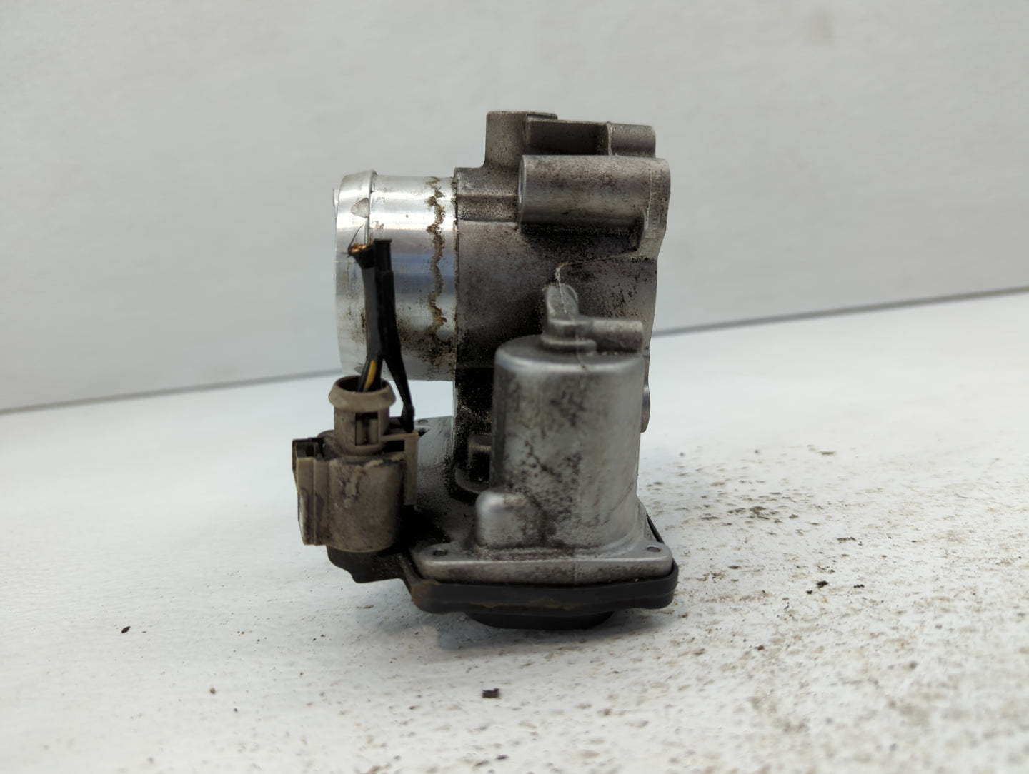 2014-2020 Ford Fusion Throttle Body P/N:DS7G-9F991-BR Fits Fits 2014 2015 2016 2017 2018 2019 2020 OEM Used Auto Parts - Oem
