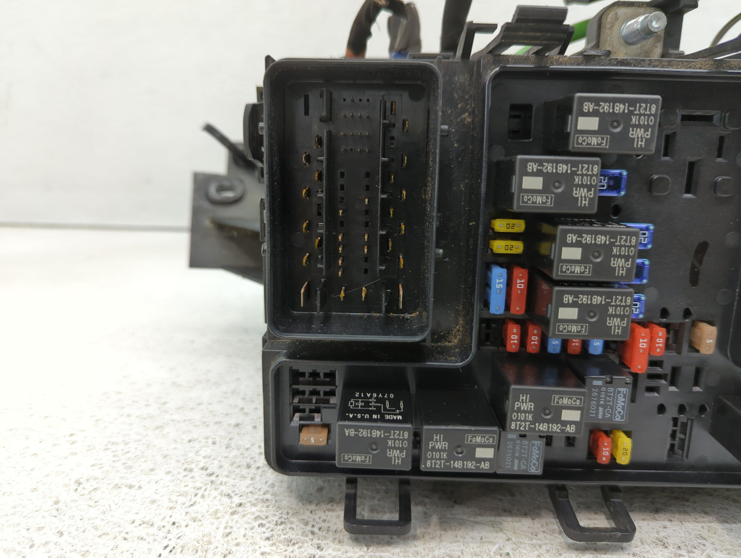 2017-2020 Ford Fusion Fusebox Fuse Box Panel Relay Module P/N:HG9T14D0686C Fits Fits 2017 2018 2019 2020 OEM Used Auto Parts