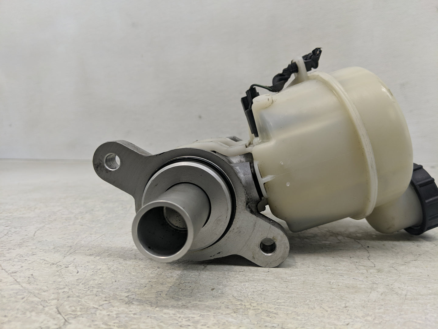 2015-2022 Ford Mustang Brake Master Cylinder - Oemusedautoparts1.com